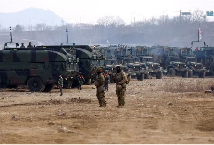 Koreja e Veriut lëshon 10 raketa balistike gjatë stërvitjeve ushtarake SHBA-Kore e Jugut