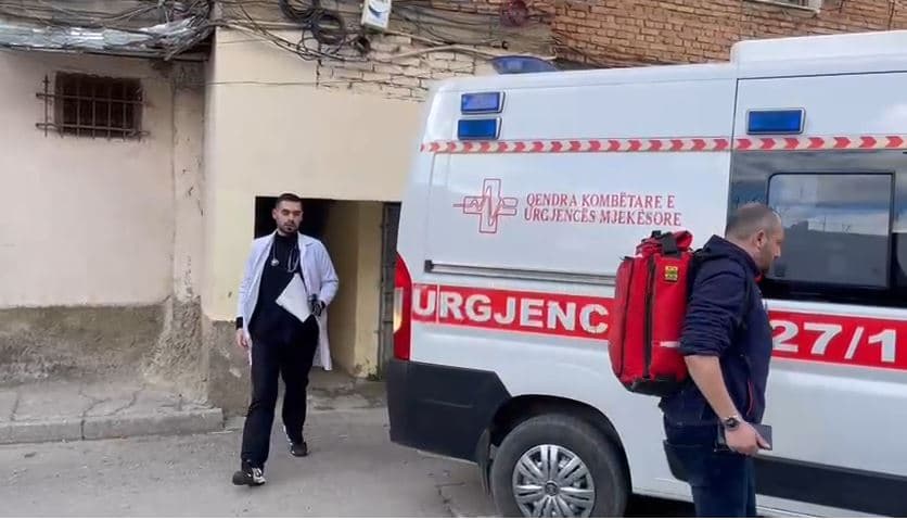 14-vjeçarja tenton sërish të hidhet nga kati i tretë i pallatit në Korçë 