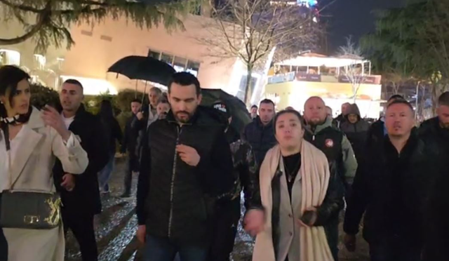 Tensione në protestën e “Shqipëria Bëhet” para Kryeministrisë, shoqërohet një nga aktivistët