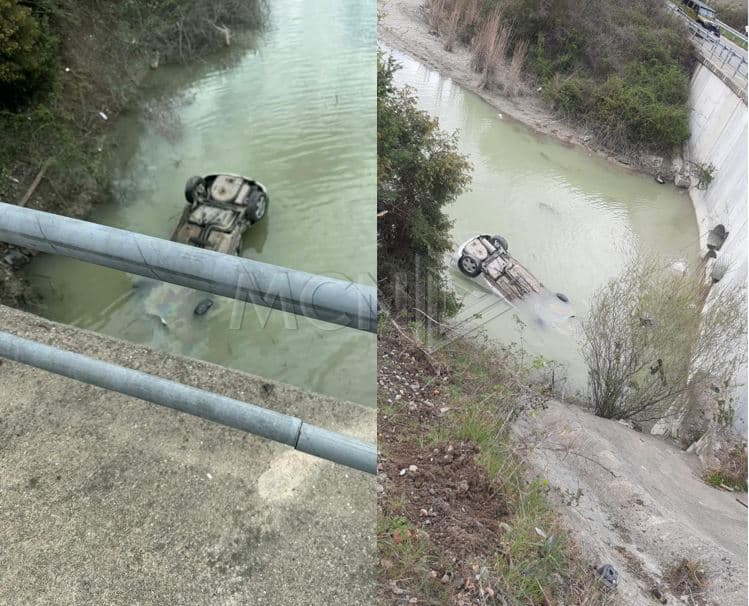 Makina del nga rruga, përfundon në Liqenin e Banjës, shpëton shoferi
