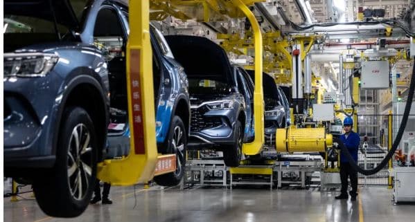 Kriza historike e naftës i hap rrugë makinave elektrike kineze