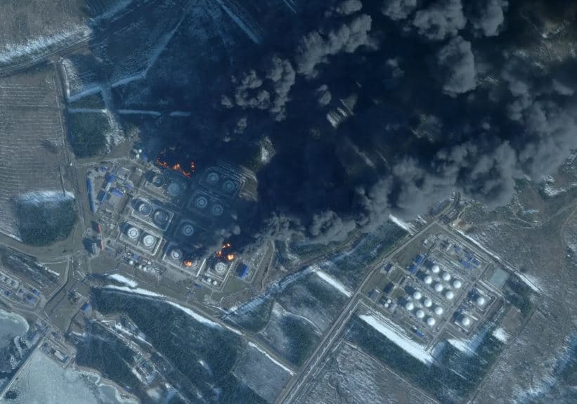 Ukraina sulmon portin dhe rafinerinë kryesore të naftës në Rusi