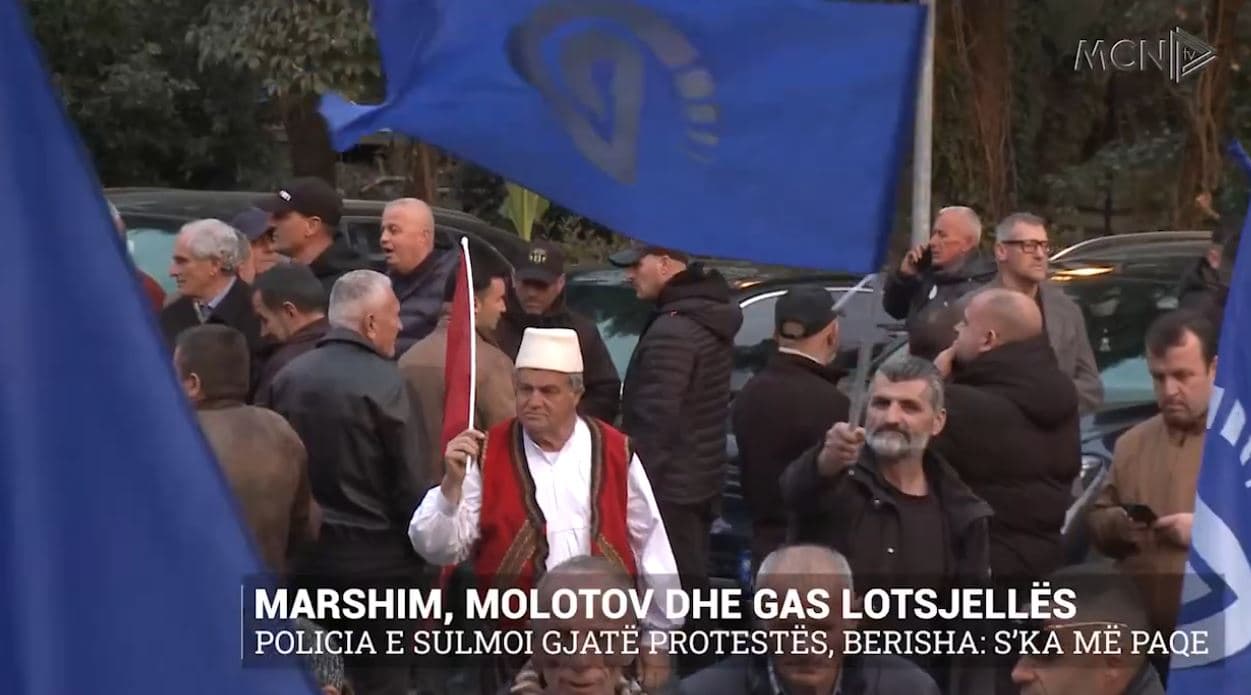 Marshim, molotov dhe gas lotsjellës/ Policia e sulmoi gjatë protestës, Berisha: S’ka më paqe (VIDEO)