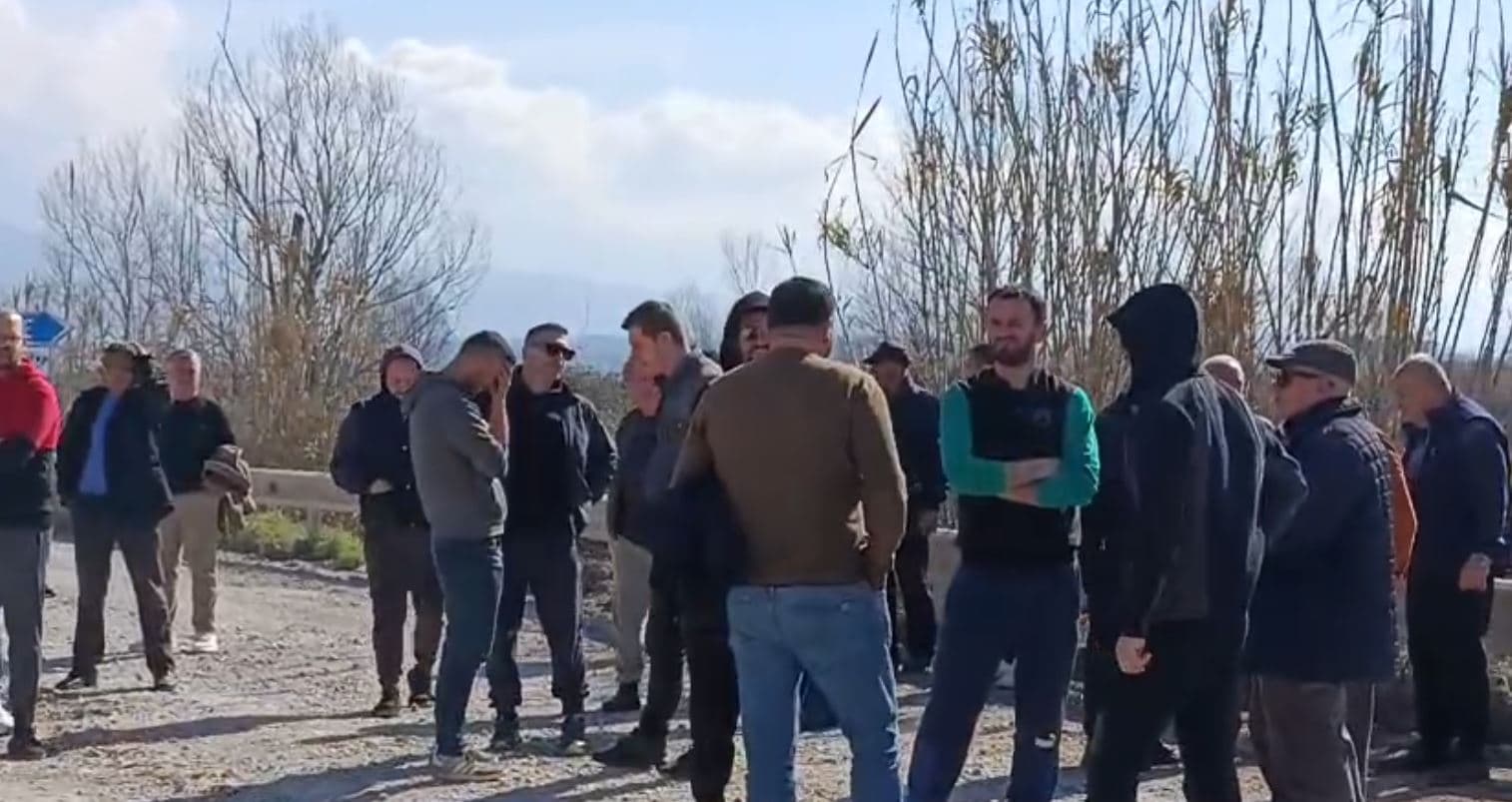 Rruga e amortizuar, banorët e Thumanës ngrihen në protestë 