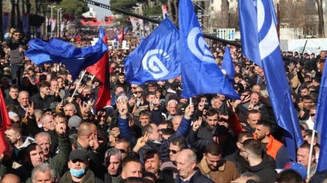 Kuvendi vendos sot për Ballukun, PD protestë para Parlamentit