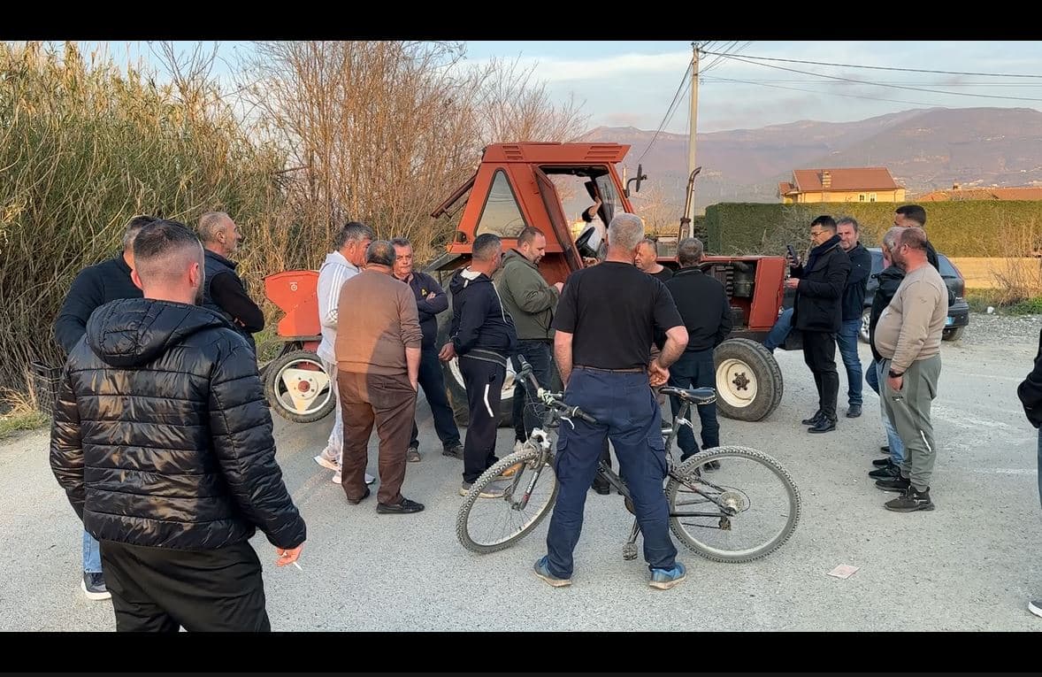 Banorët e Fushë-Milotit në protestë për rrugën e degraduar