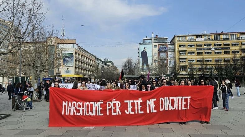 8 Marsi/ Në Prishtinë protestohet për të drejtat e grave: “Marshojmë për jetë me dinjitet”