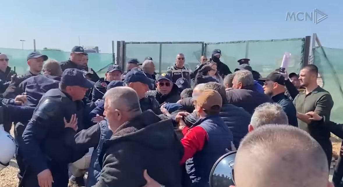 Përplasje të dhunshme në Rrjoll/ Banorët tentojnë të futen në kantierin e resortit, ndalohen disa prej tyre (VIDEO)