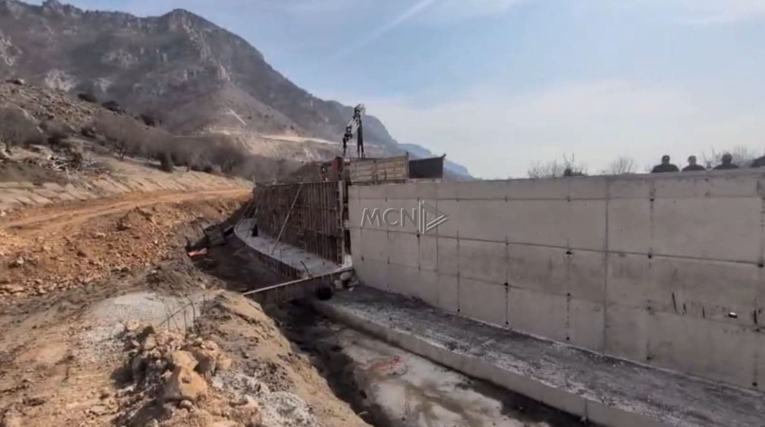 Rrjoll, kompania “Gener 2” rrethon me mure të lartë kantierin e ndërtimit të resortit (VIDEO)