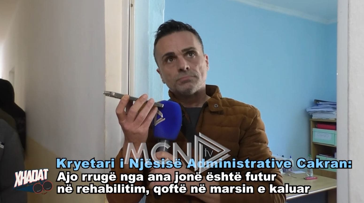 Bashkia Fier çon dëm rrugën Cakran-Varibop (VIDEO)