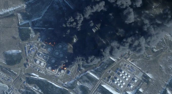 Ukraina sulmon me dron portin rus të naftës, ndalohen ngarkesat (VIDEO)