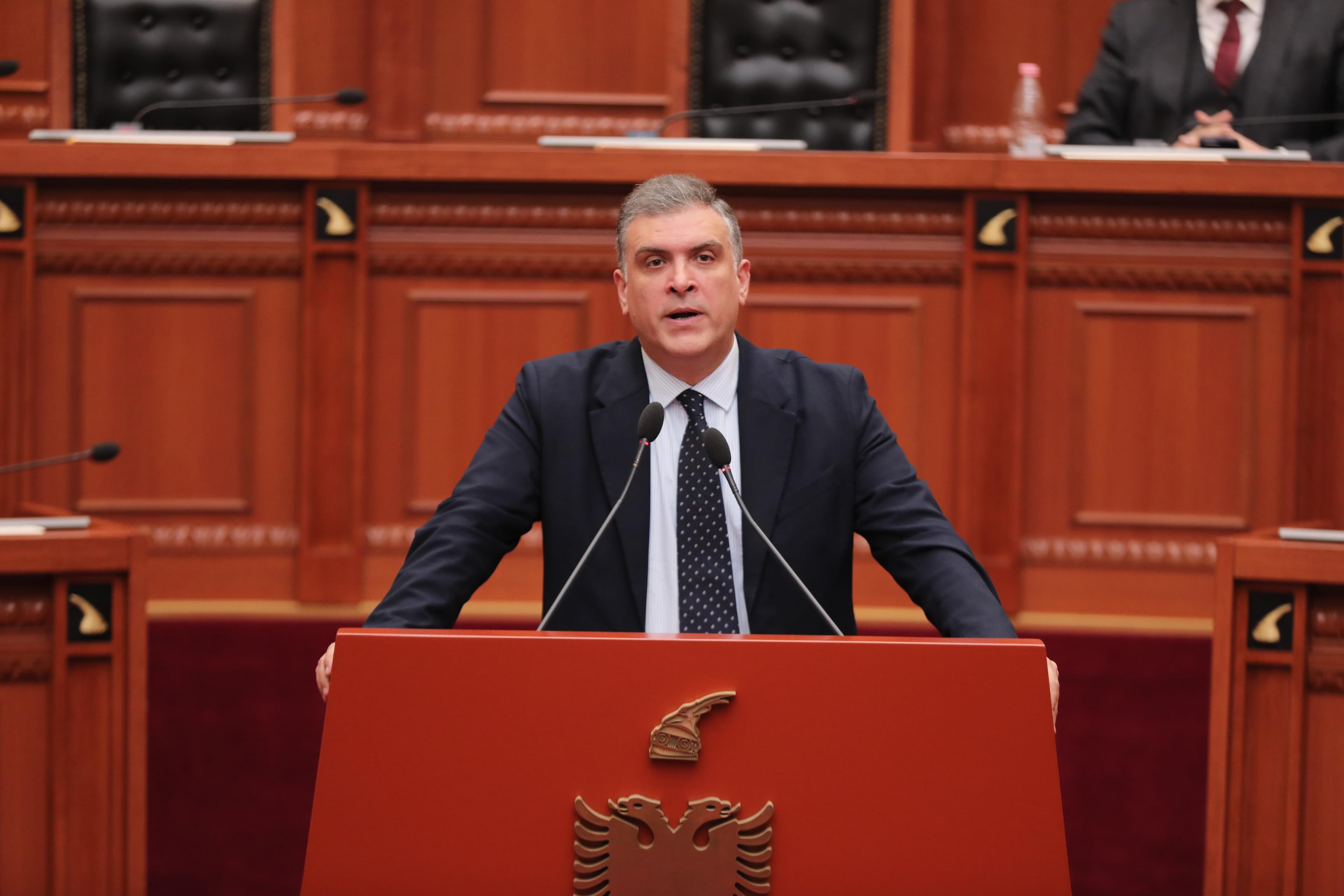 Marrëveshja e Detit me Greqinë/ Blushi denoncon në Kuvend “lojën e dyfishtë” të ministrit të ri të Jashtëm, Ferit Hoxha
