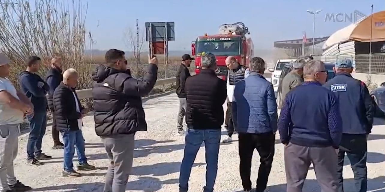 Protestë për rrugën e amortizuar/ Banorët e Gramzës bllokojnë aksin Thumanë-Kashar (VIDEO)