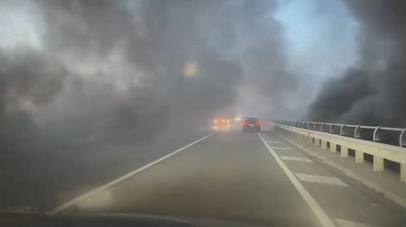 Superstrada Lezhë–Milot mbulohet nga tymi i zi, shkak djegia e gomave