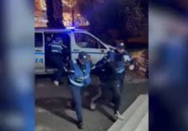 Cërrik/ Vodhi me thyerje një dyqan, arrestohet 36-vjeçari dhe procedohet nipi 15 vjeç
