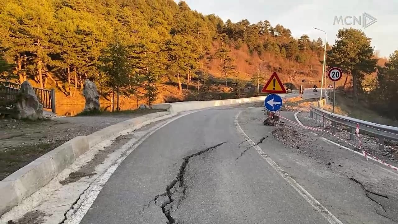 Elbasan, shembet rruga e Gjinarit / Rrëshqitje toke dhe çarje asfalti, qarkullimi kufizohet në një korsi (VIDEO)