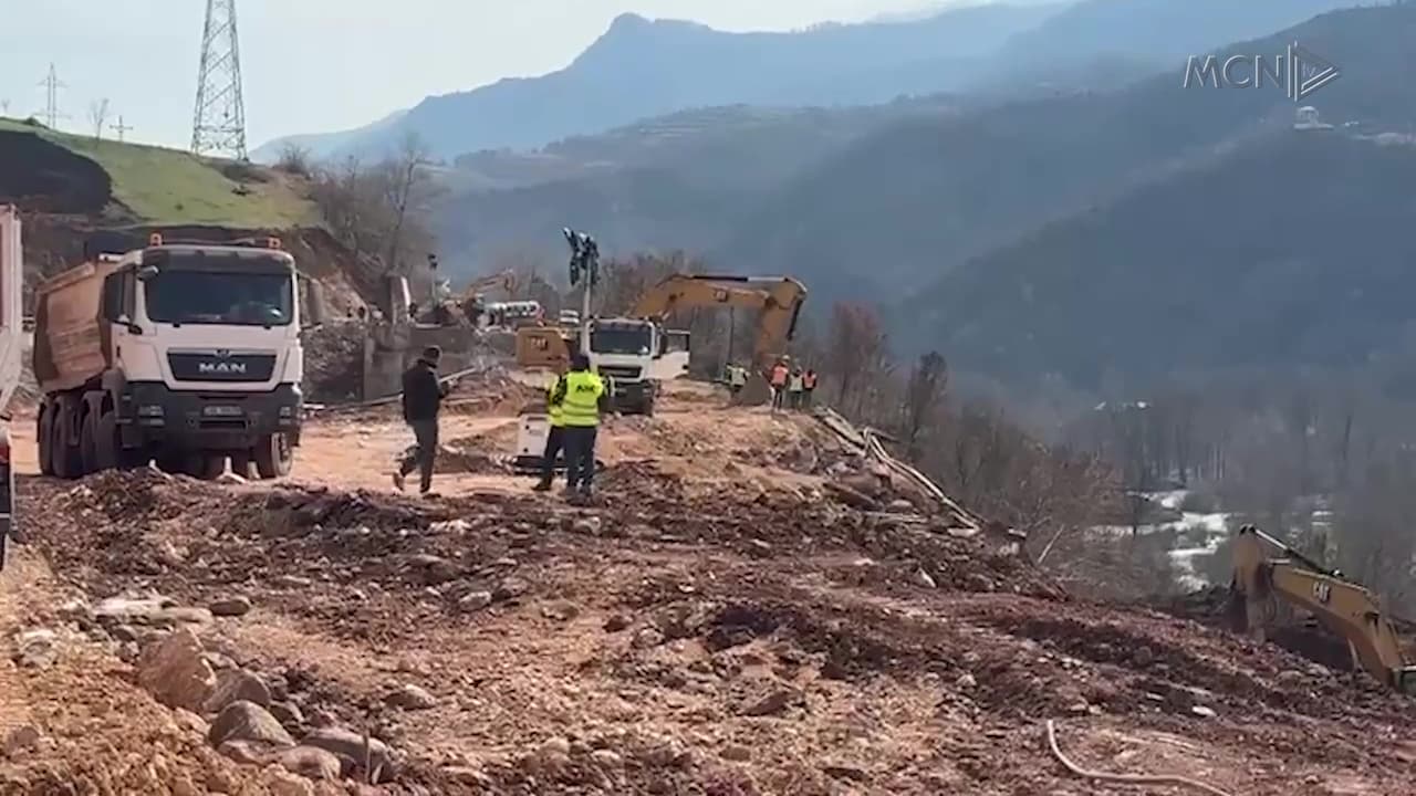 Aksi Librazhd-Prrenjas 10 ditë i bllokuar / Prezantohet projekti i rrugës provizore, punimet pa afat përfundimi (VIDEO)