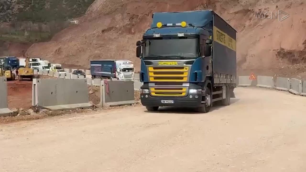 Rikthehet qarkullimi në aksin Librazhd-Prrenjas / Hapet një rrugë provizore pas 11 ditësh bllokim, lejohen edhe trajlerat (VIDEO)