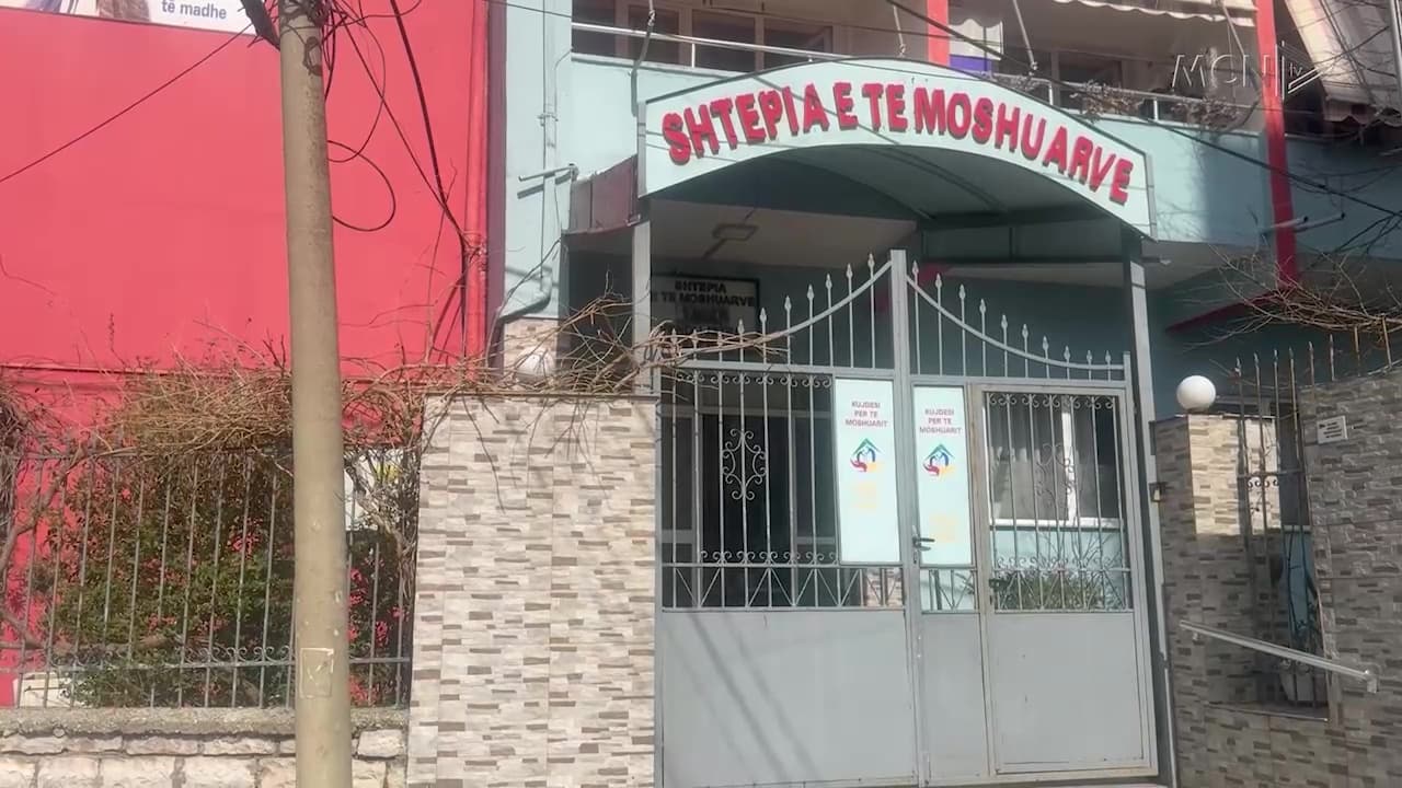 Dyshohet se ra nga tarraca / Gjirokastër, humb jetën 72-vjeçarja në Shtëpinë e të moshuarve (VIDEO)