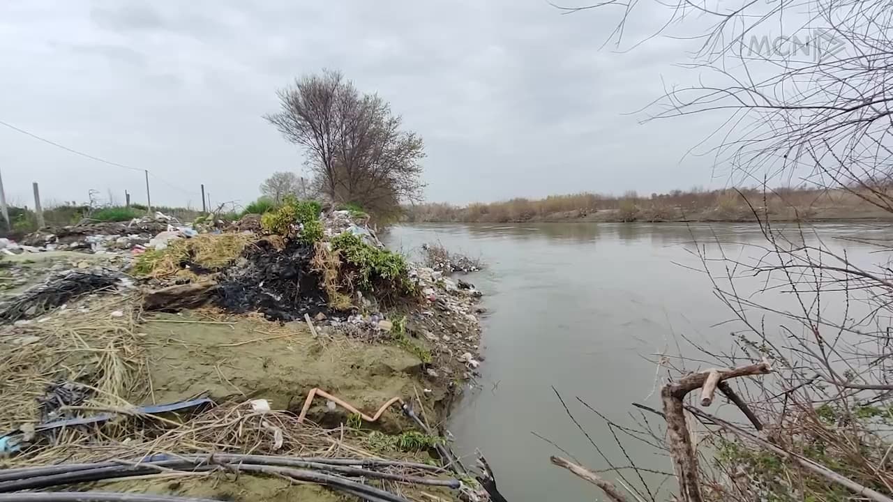 Semani i mbuluar nga mbetjet / Banorët e Dimalit i hedhin plehrat në lumë për shkak të mungesës së pastrimit (VIDEO)