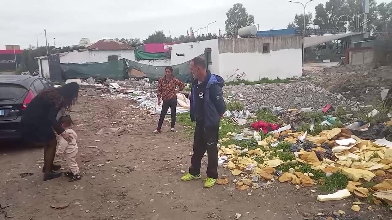 Rikthehen barakat te Ura e Dajlanit / Bashkia e Durrësit nuk u ofroi strehim, banorët: Nuk kemi ku të shkojmë (VIDEO)
