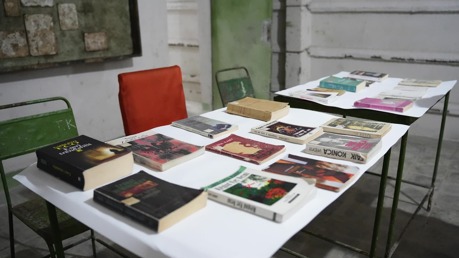     Librat e ndaluar të komunizmit ekspozohen në Tunelin e Luftës së Ftohtë në Gjirokastër