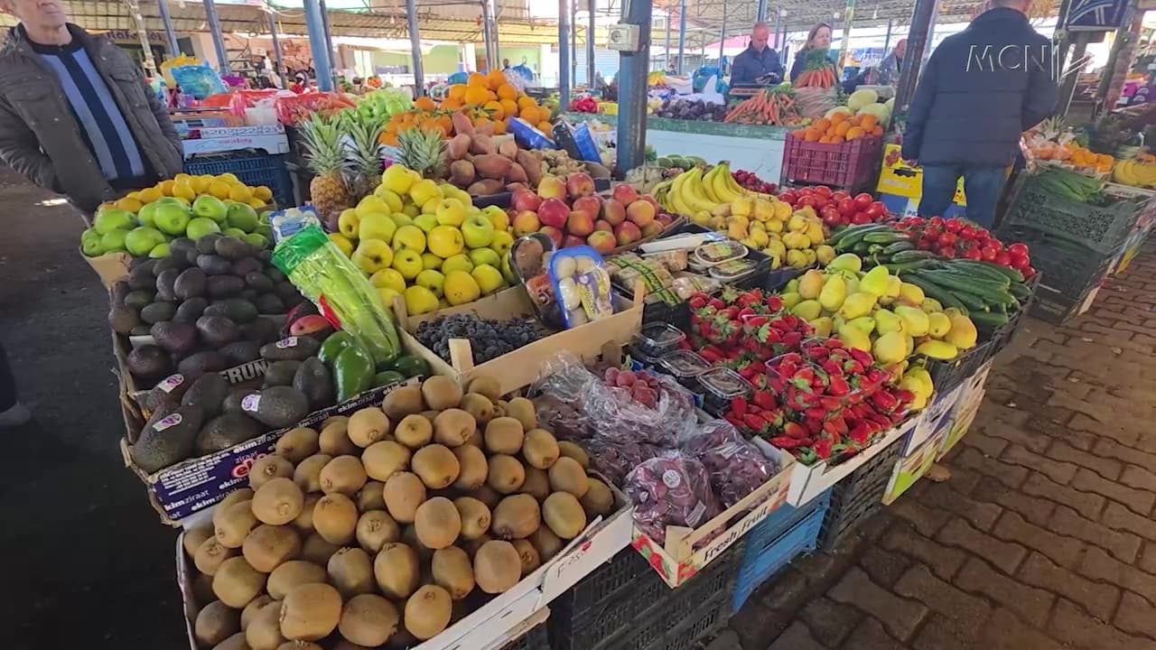 Elbasan, shtrenjtohen produktet ushqimore / Domatet 300 lekë/kg, djathi 800 lekë/kg, qytetarët: Çmime të papërballueshme (VIDEO)