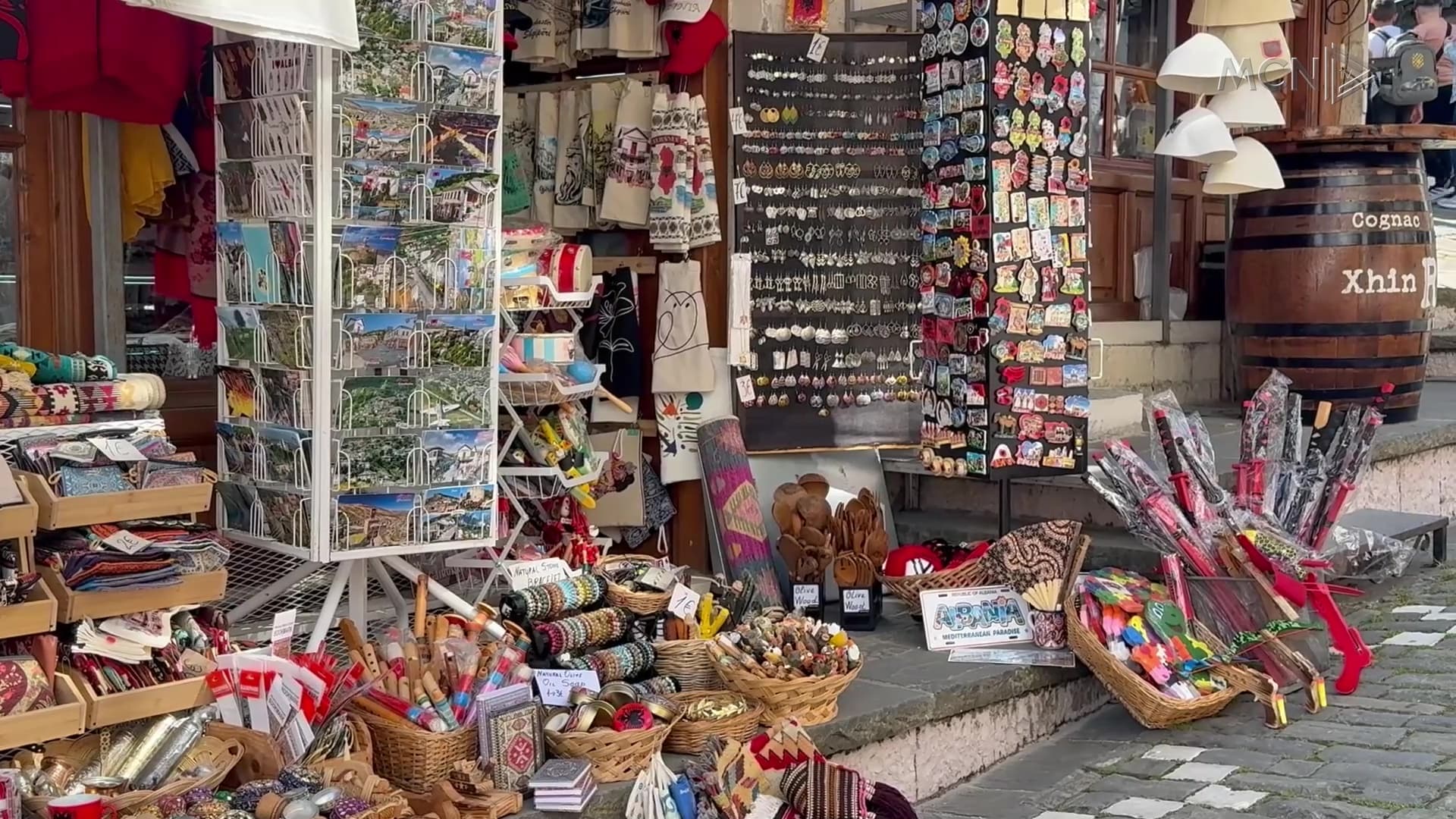 Turizëm me mallra kinezë / Në pazarin e Gjirokastrës shiten suvenire importi në shkelje të ligjit (VIDEO)