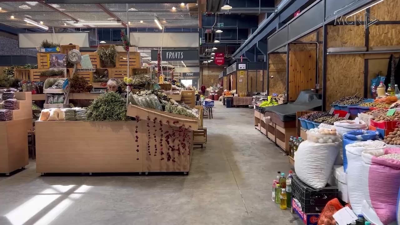 Korçë, “fluturojnë” çmimet e perimeve / Domatet dhe specat deri në 350 lekë/kg, qytetarët kufizojnë blerjet (VIDEO)