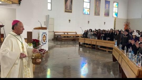 Qindra besimtarë i drejtohen katedrales së “Shën Nikollit” për bekimin e ushqimeve të Pashkës