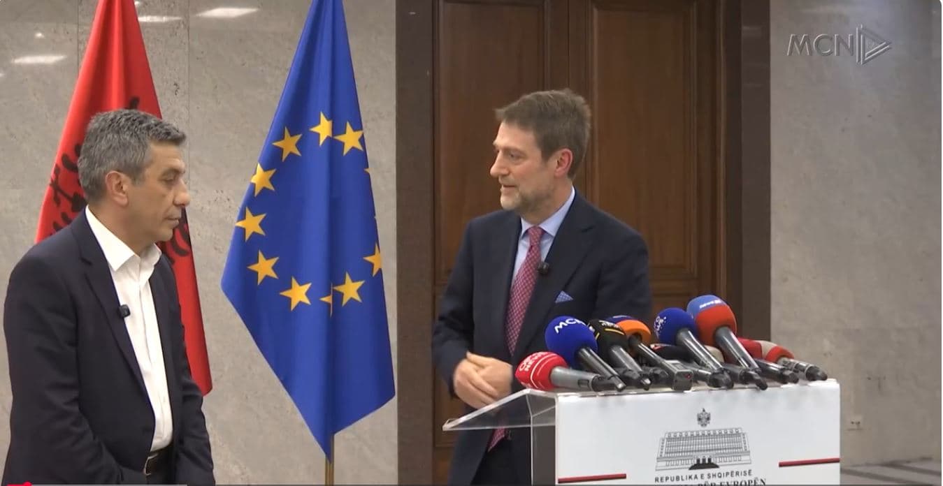 "Tejkaluam idiotët e Maqedonisë". Ministri Hoxha pranon autorësinë e mesazheve