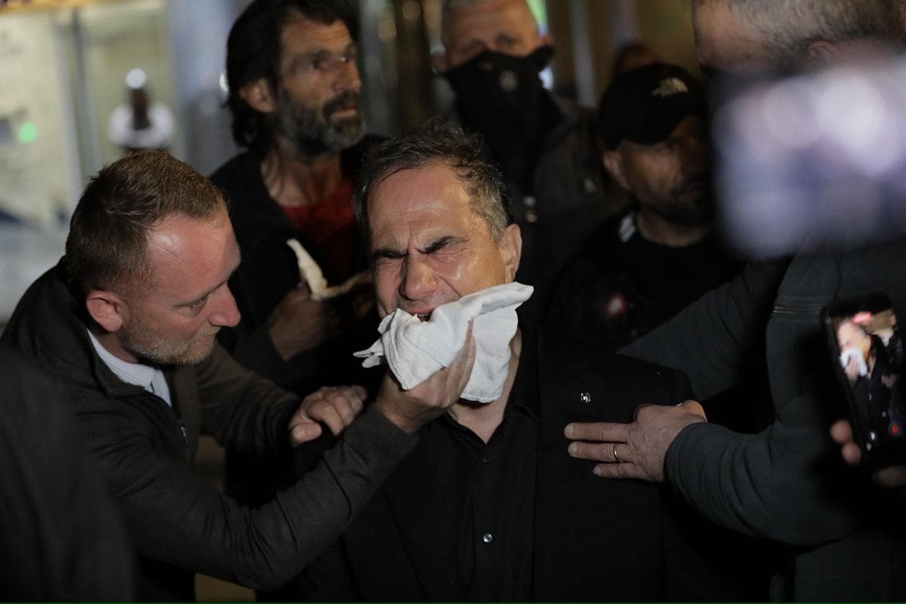 Protestuesit “ndezin” Kryeministrinë, policia kundërpërgjigjet/ Lëndohen deputetë dhe mbështetës të PD