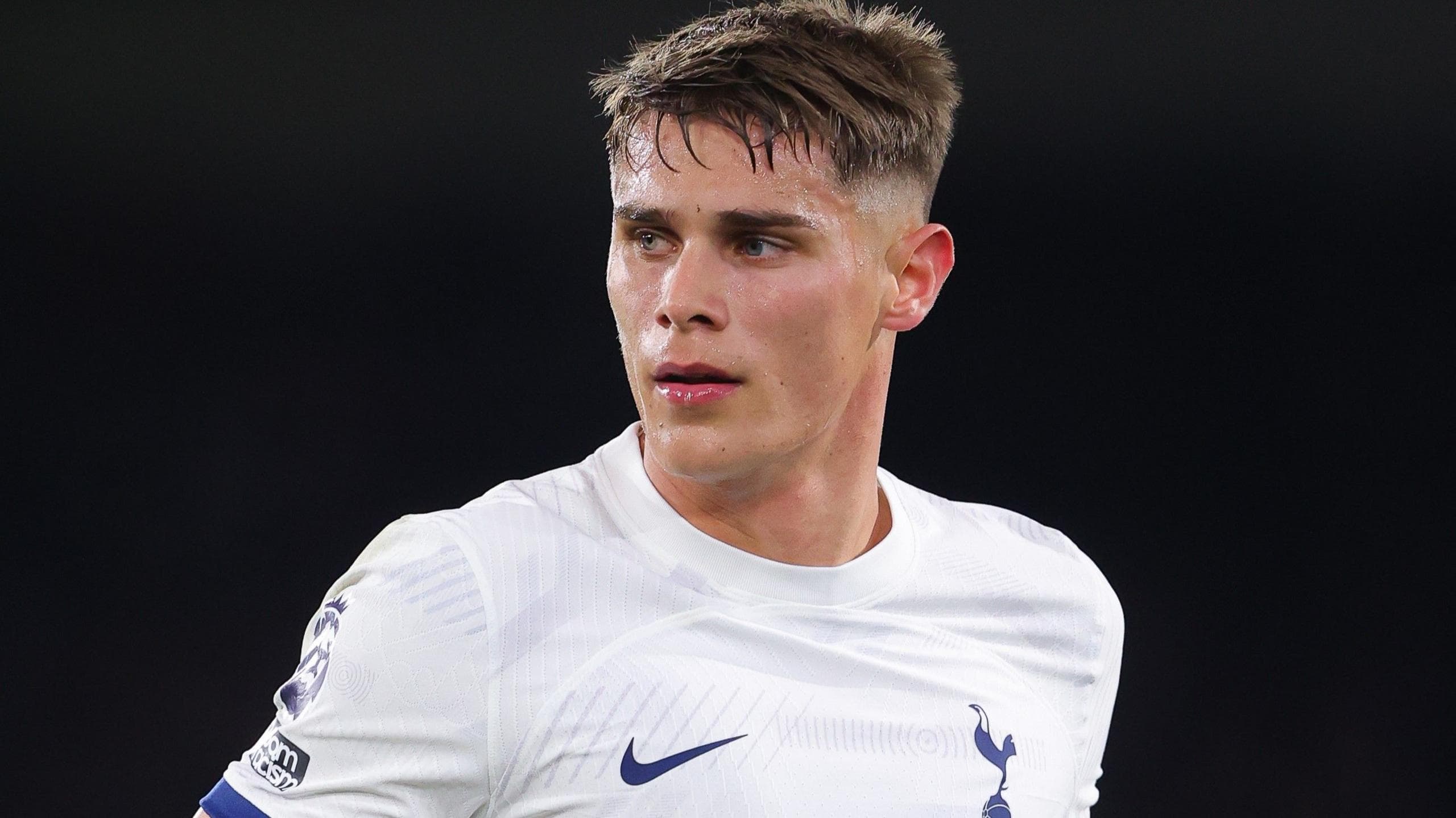 Bayern Munchen, sfidon Barcelonën për Micky van de Ven