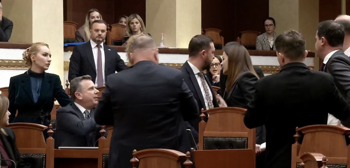 Ndërpritet seanca e Kuvendit/ Elda Hoti debat me Bora Muzhaqin dhe Taulant Ballën
