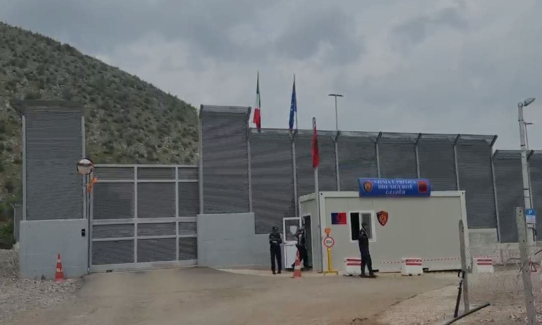 Delegacioni “  Fratelli d’italia” viziton kampin e emigrantëve në Gjadër