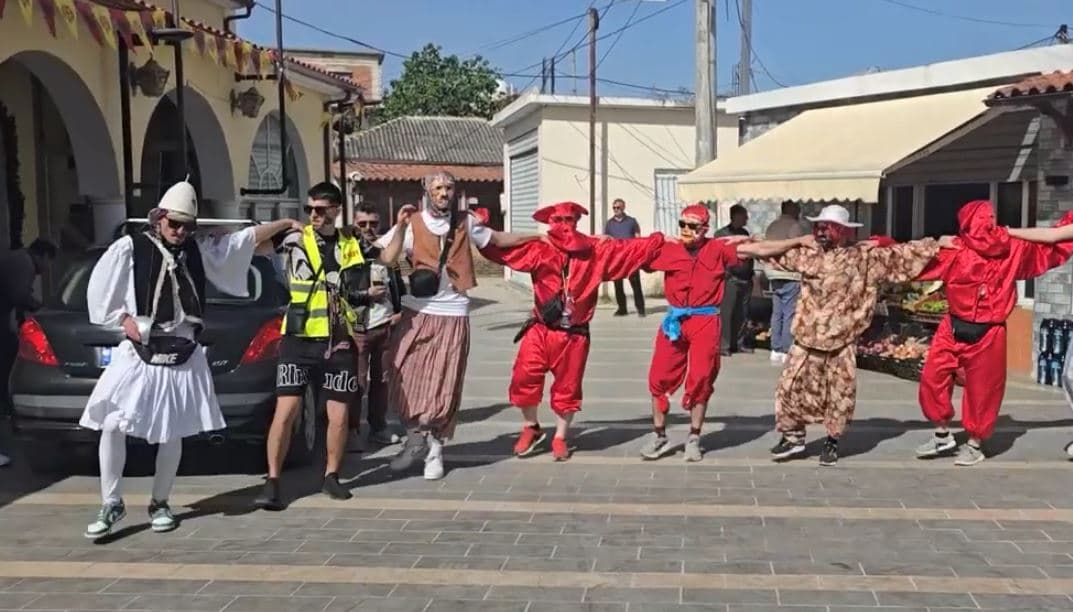 Tri ditë karnavale në Nartë/ Tradita qindravjeçare, rrugicat mbushen me këngë, rite e maska (VIDEO) 