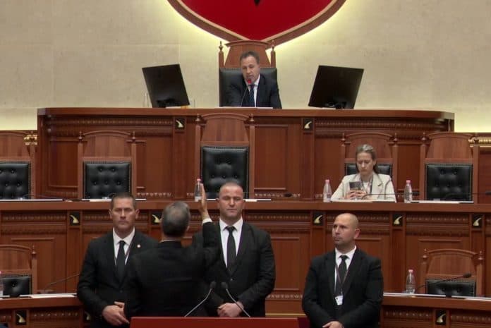 Përplasje në Kuvend/ Deputeti Boçi bllokon foltoren pas fjalës së Kumbaros, Peleshi e përjashton nga seanca