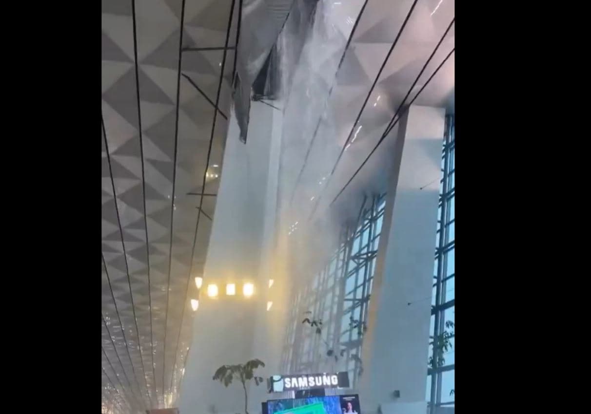 Indonezi, shiu i rrëmbyer shemb çatinë e aeroportit (VIDEO)