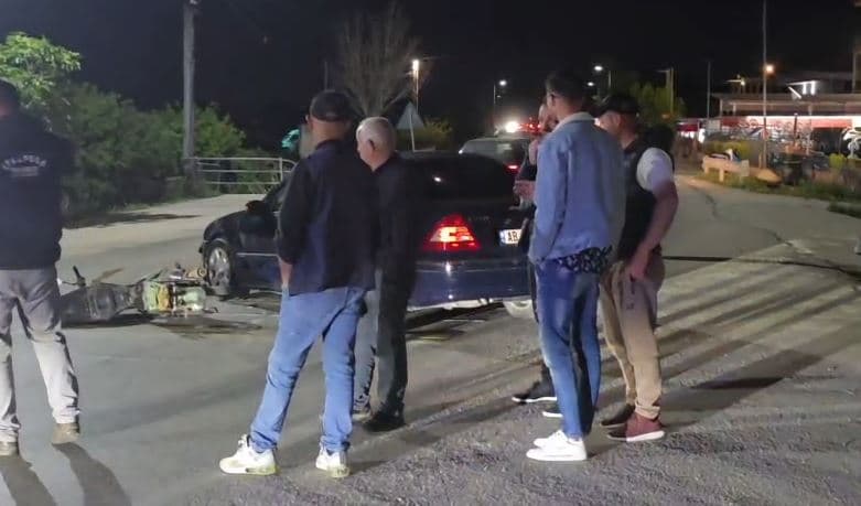 Aksident i rëndë në Fiershegan/ Makina përplaset me motorin, një nga drejtuesit rëndë