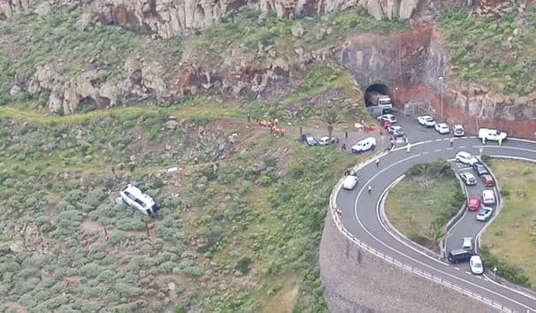 Tragjedi në Ishujt Kanarie/ Autobusi me turistë bie në humnerë, një i vdekur dhe dhjetëra të plagosur