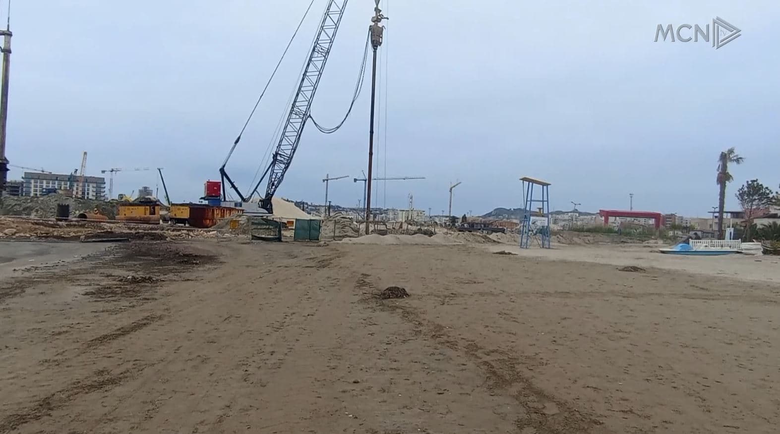 Durrësi, “kantier ndërtimi” edhe në verë/ Cara: Zgjerimi i brezit të rërës në interes të pallateve të Alabbar (VIDEO)
