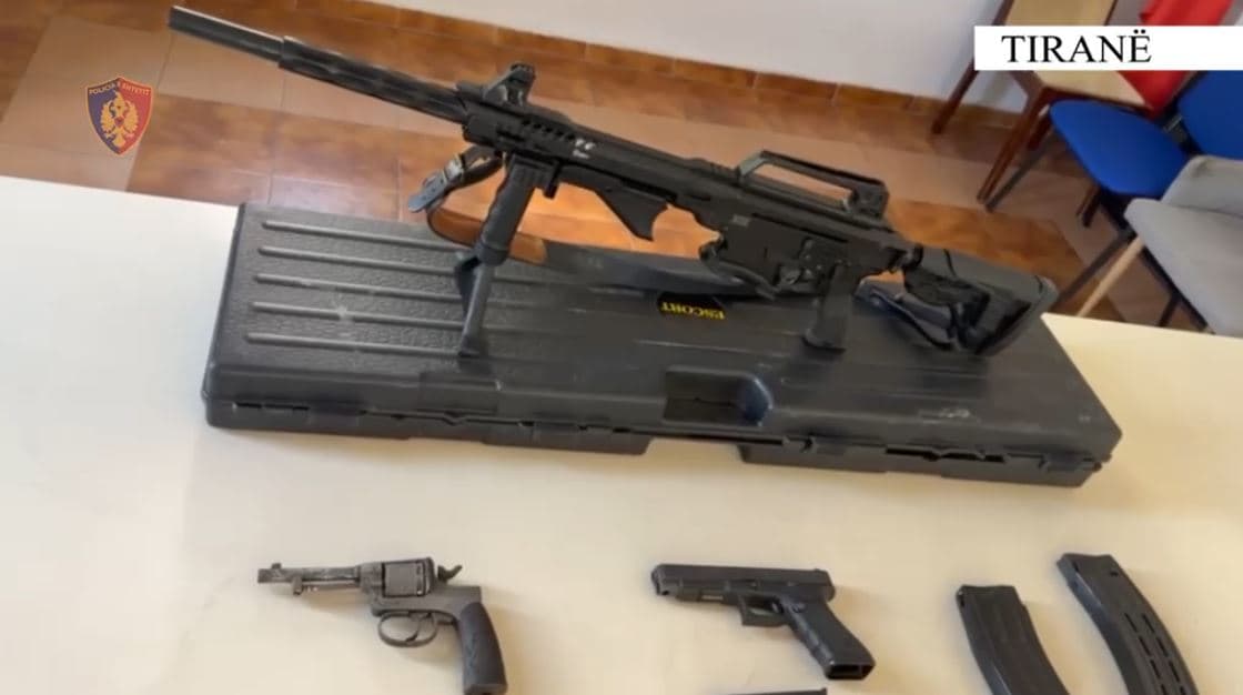 Në makinë me tre armë gati për t’i shitur, arrestohet një person në Tiranë 