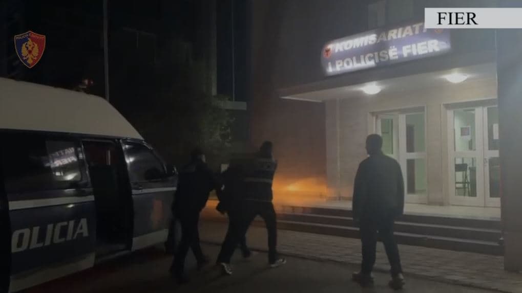 I hyn të moshuarit në shtëpi për ta vjedhur, e kanos dhe e dhunon/ Arrestohet i dyshuari në Fier