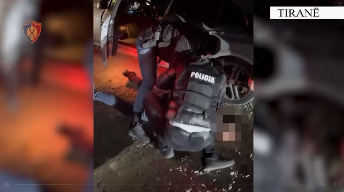 Me automatik në makinë gati për shitje, arrestohet i riu në Tiranë 