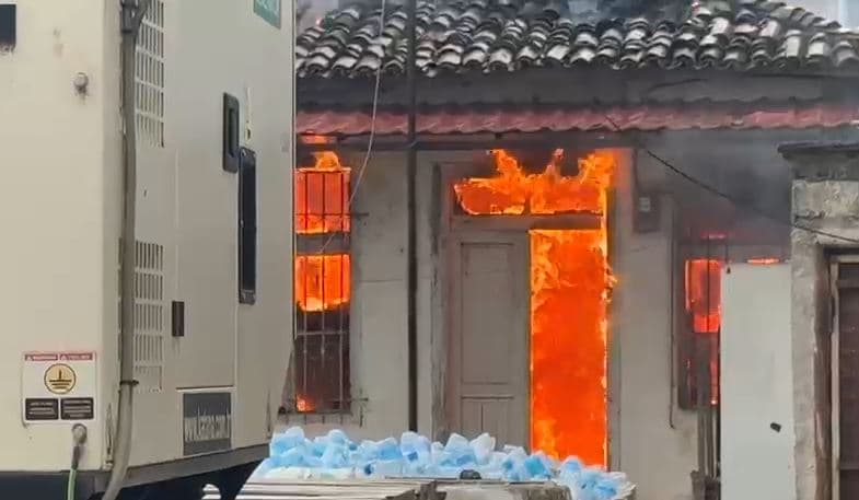 Përfshihet nga flakët një banesë në qendër të Elbasanit, panik te banorët