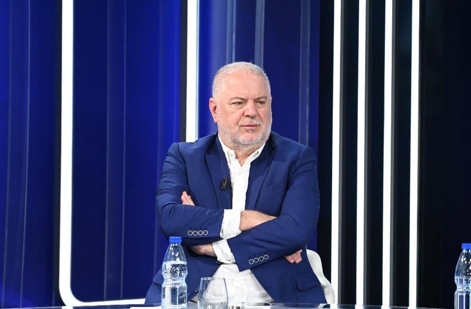 “Grabitet politikisht”, Haxhiu: Bankers, njolla më e madhe e shtetit shqiptar në 23 vite