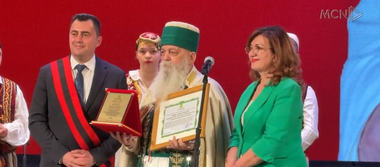 “Nderi i qarkut Elbasan” për Baba Mondin/ Kryegjyshi i bektashinjve vlerësohet për kontributin fetar dhe atdhetar (VIDEO)