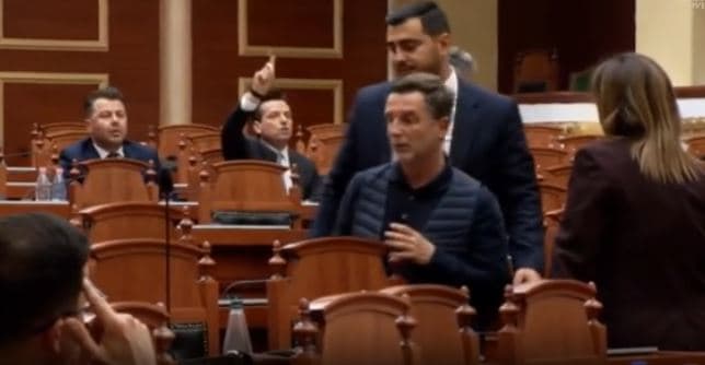   Agron Shehaj përplaset me Erion Braçen në Kuvend: Je llum brenda llumit! Hajdut i vogël!