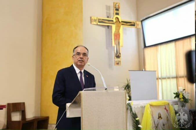 Begaj viziton Kishën e Shëngjinit në Lezhë për Pashkë: E mira triumfon mbi të keqen