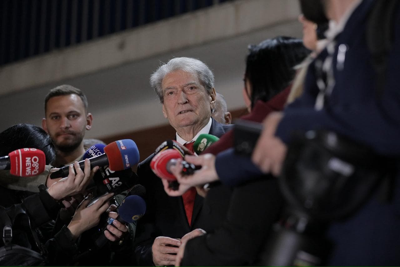 Berisha: Policët, kriminelë profesionistë. Protestues dhe drejtues të PD të plagosur